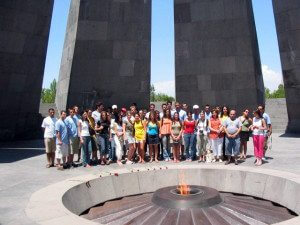 community_forum_color_photo Participants in the Hamazkayin Forum at Dzidzernagapert