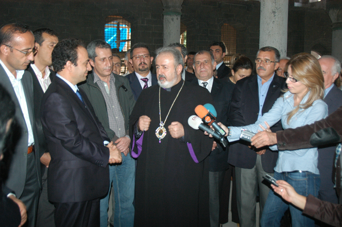Diyarbakir-web Baydemir (L0 and Atesyan exchanging remarks during the reception.