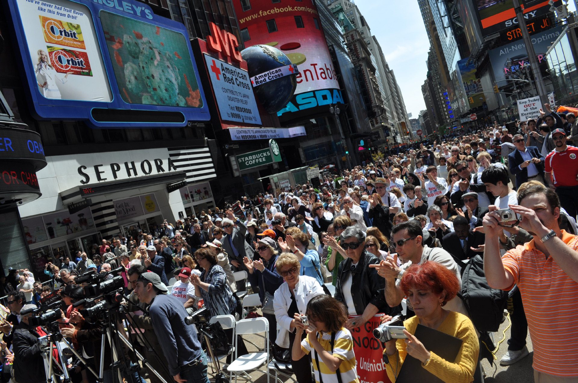 Crowd assembled in Times Square.