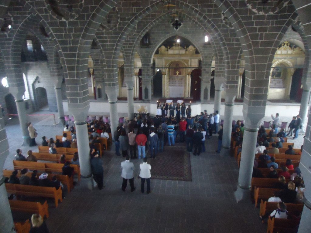 1x1.trans Easter Celebrated at Sourp Giragos in Diyarbakir (Photos)