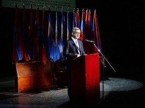 Sarkisian speaking in Buenos Aires